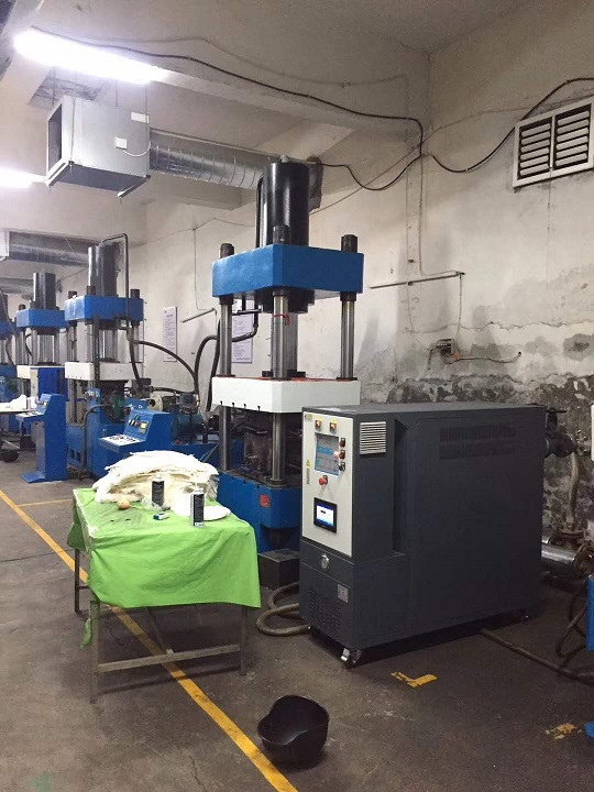 防彈頭盔熱壓成型專用模溫機(jī)